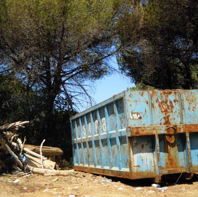 Sporcizia e persino due vecchi container all’ingresso per la spiaggia di Fiumara 