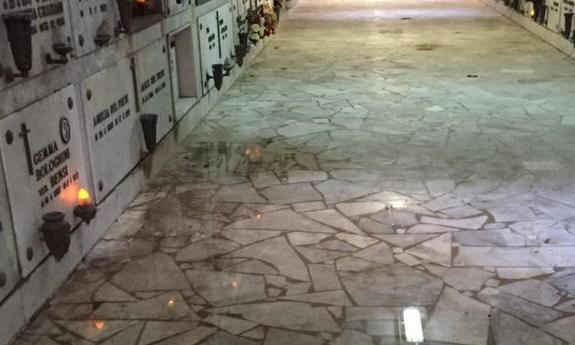 Acqua nei corridoi del cimitero
