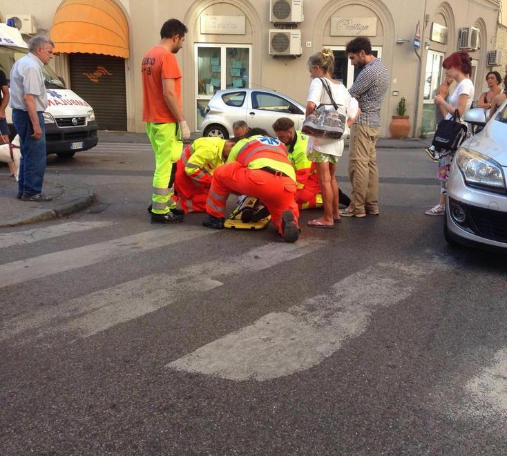 Investita sulle strisce in via Goldoni 