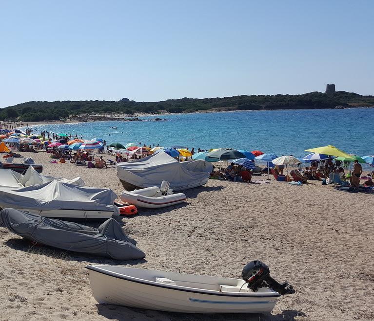 Aglientu: la protesta dei turisti «Al mare tra balzelli e sporcizia» 