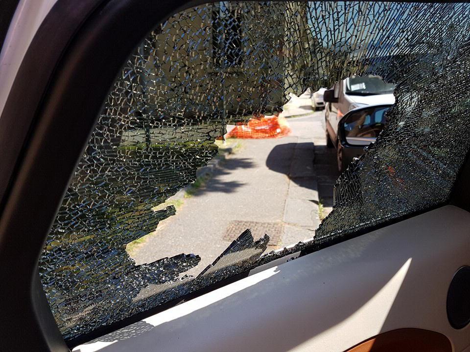 Un finestrino di auto rotto