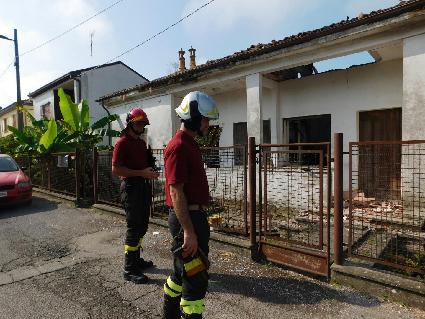 I vigili del fuoco di fronte all'abitazione distrutta