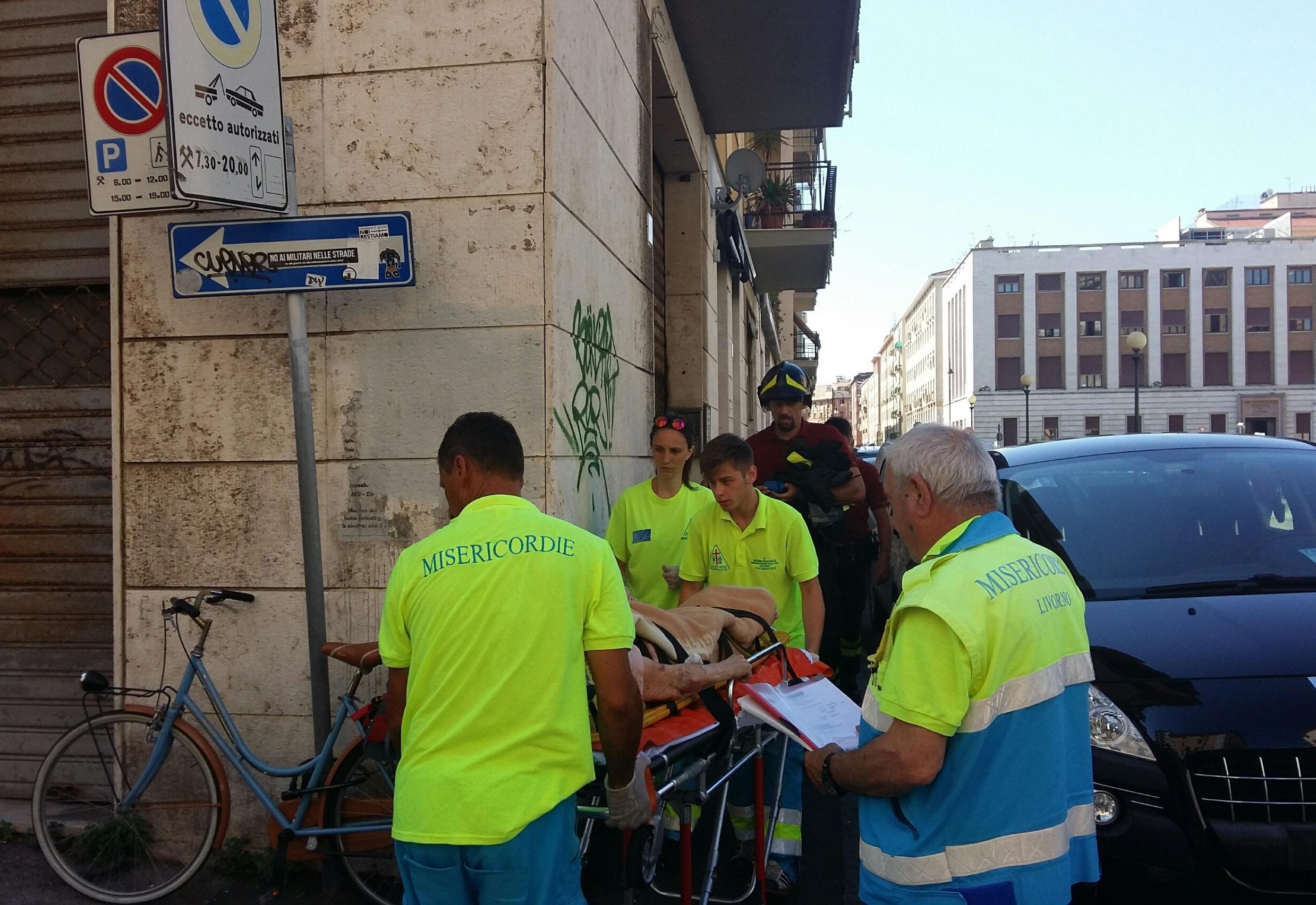 Anziana cade in casa, soccorsa dai vigili del fuoco