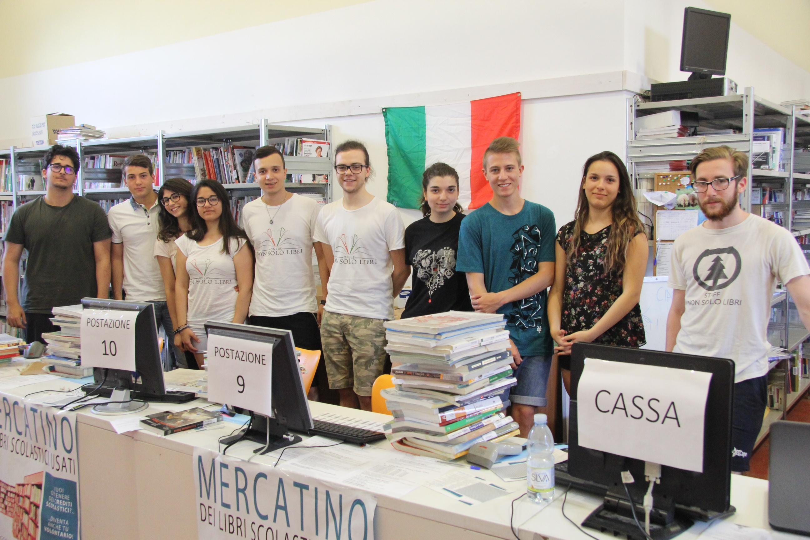 Il mercatino dei libri usati organizzato dall'associazione "Non solo libri"