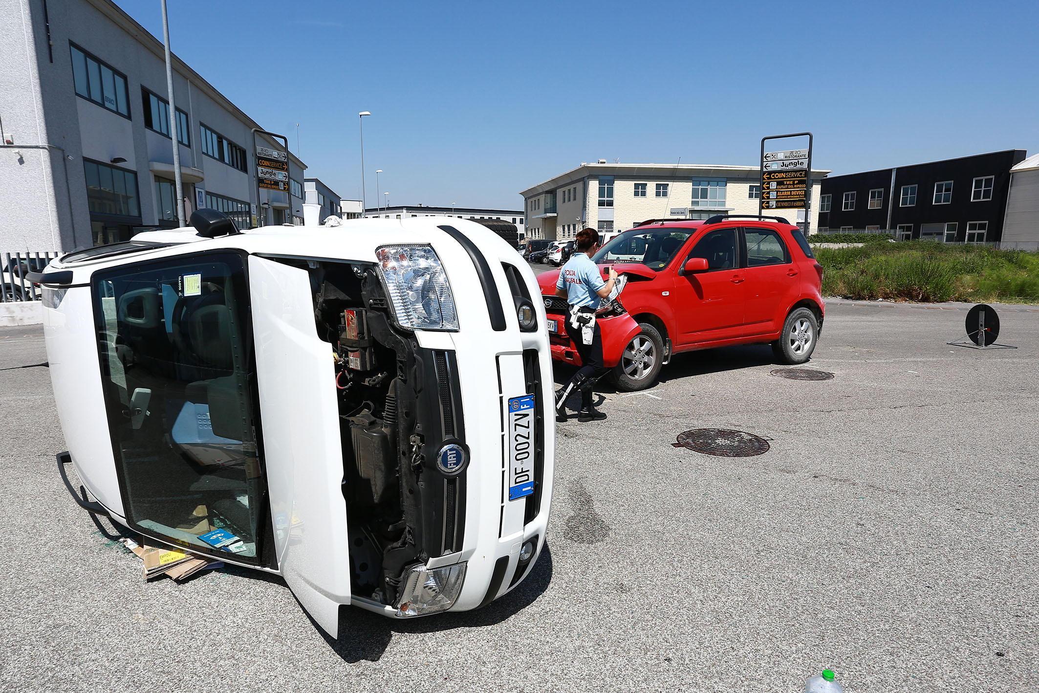 I rilievi sul luogo dell'incidente (Foto Agenzia Carlo Sestini)