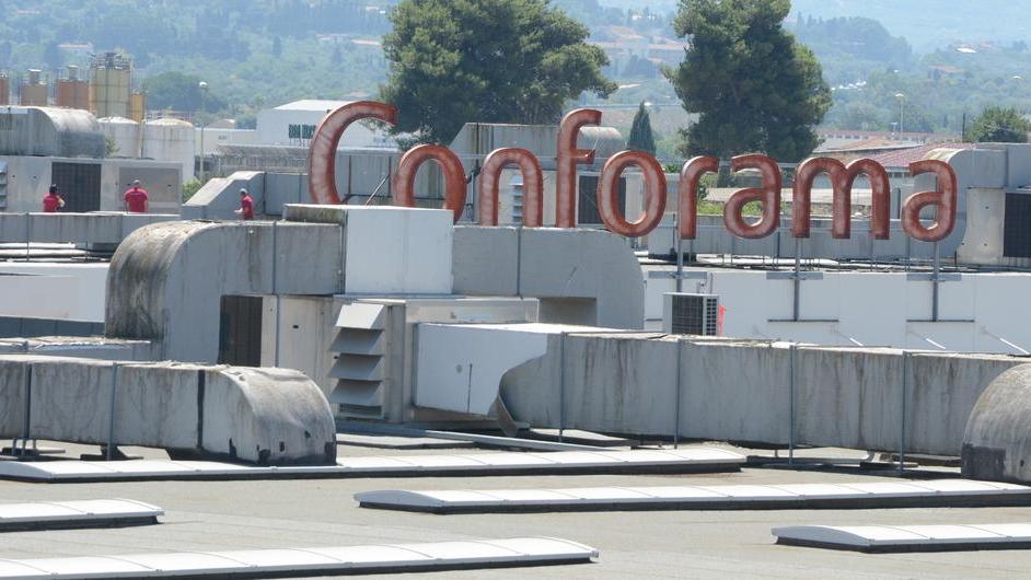 Sassari, si calano dal tetto: furto da Conforama