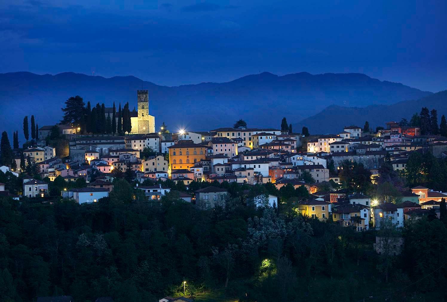 Barga nella visione notturna di Fabio Muzzi