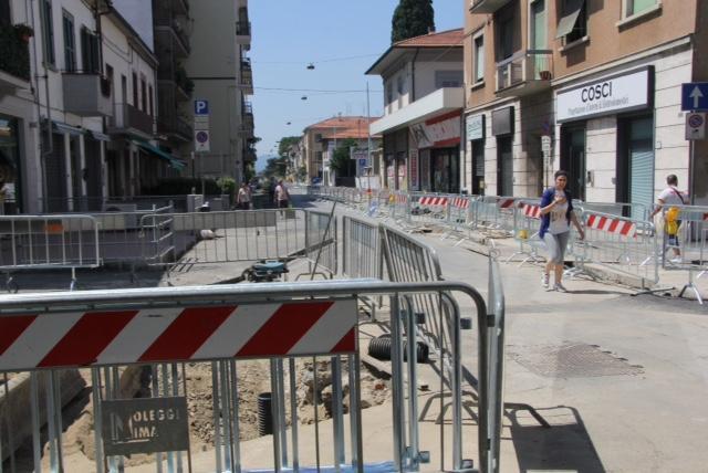 I lavori per la sostituzione del tubi del gas in via Roma (foto Batavia)