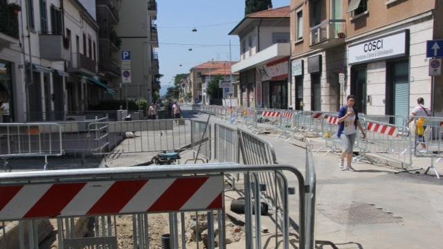 I lavori per la sostituzione del tubi del gas in via Roma (foto Batavia)