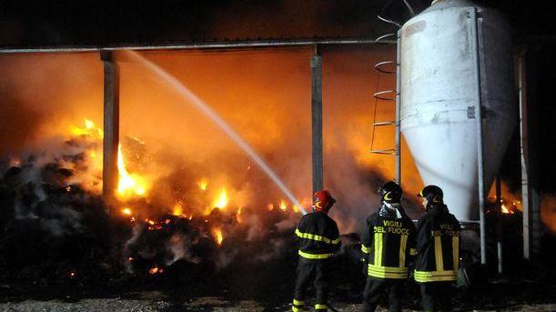 Un incendio in un fienile e l'intervento dei vigili del fuoco (foto d'archivio)