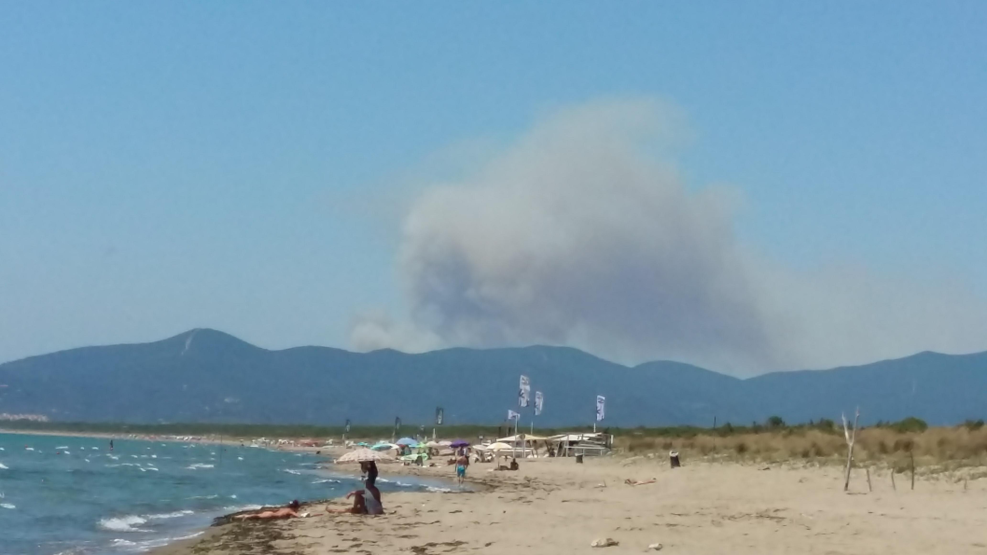 Il fumo dell'incendio di Castiglione della Pescaia visto dalla spiaggia di Marina di Grosseto