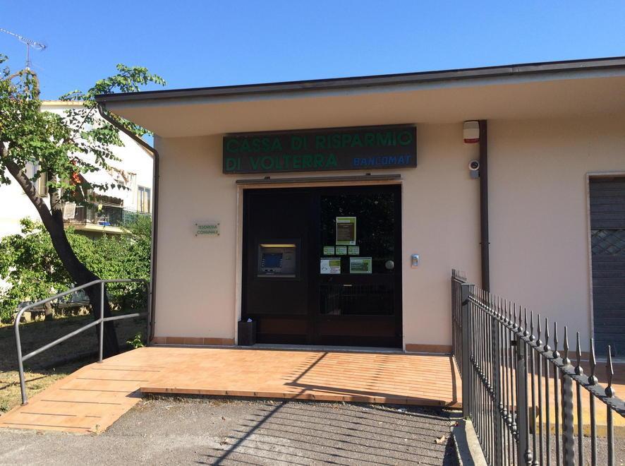 La filiale della Cassa di risparmio di Volterra alle Badie (foto Falorni/Silvi)