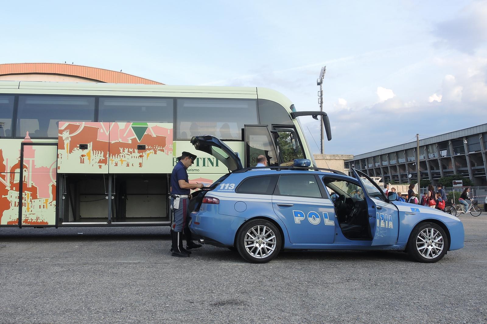 Controlli della Polizia stradale agli autobus in partenza per le gite scolastiche (foto d'archivio)