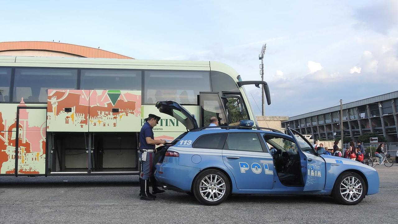 Controlli della Polizia stradale agli autobus in partenza per le gite scolastiche (foto d'archivio)