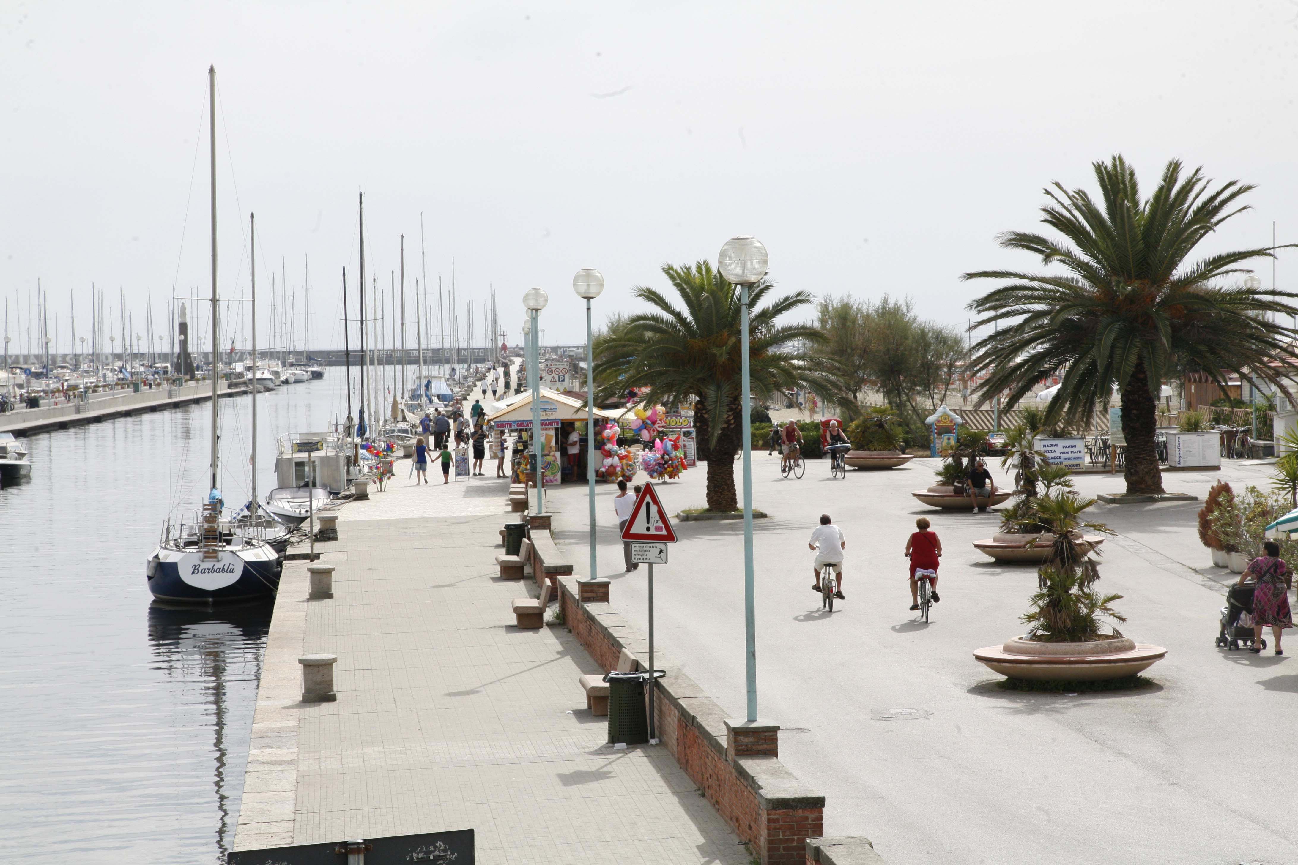 Una immagine del lungomolo di Viareggio