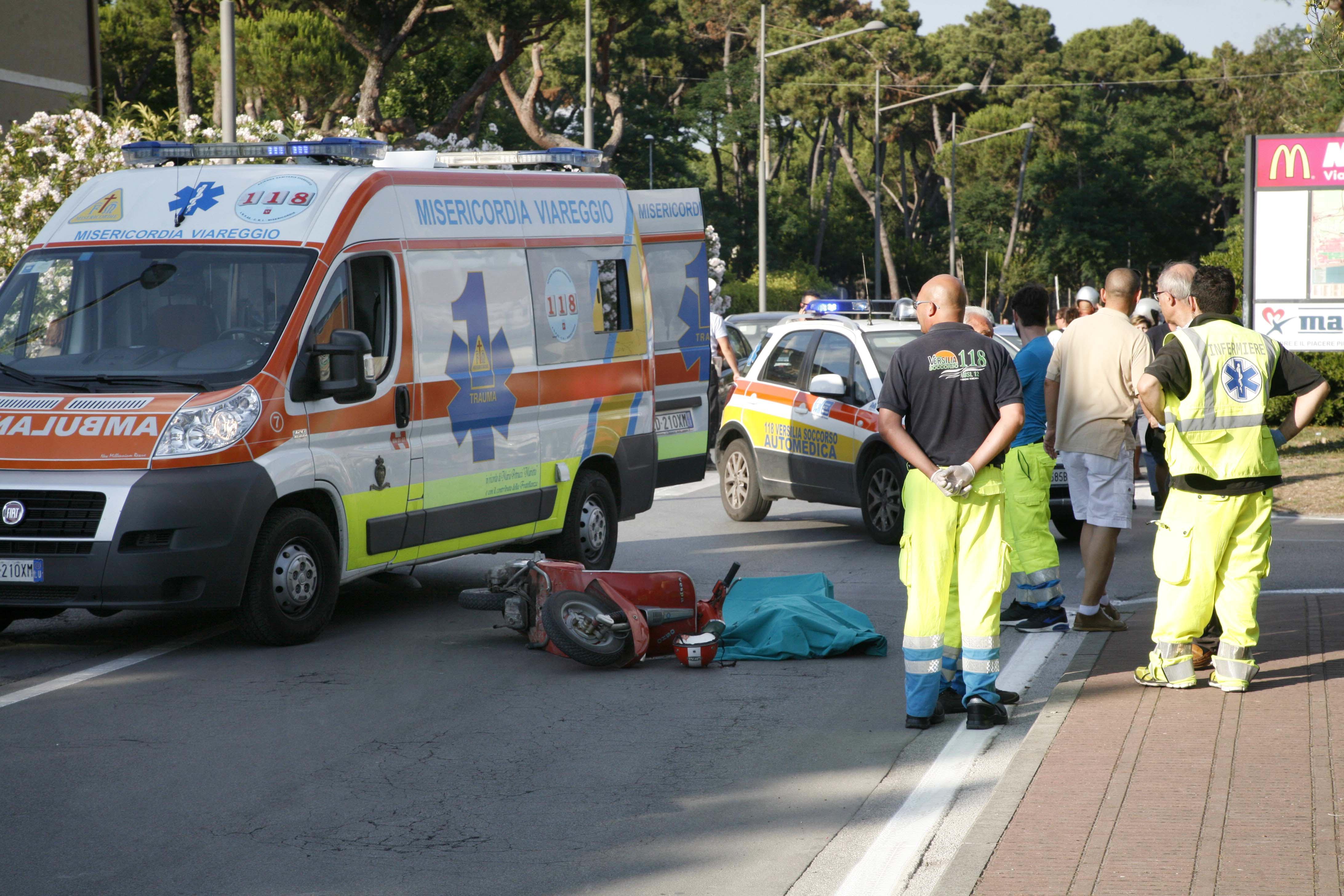La scena dell'omicidio di fronte al ristorante Mezzo Marinaio in Darsena