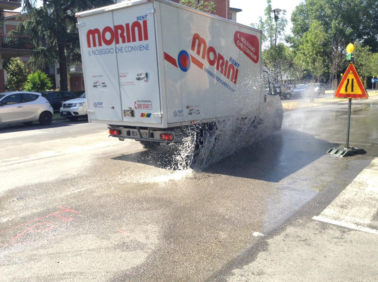 La perdita d'acqua in via Goldoni, un autentico squarcio nell'asfalto (foto Batavia)