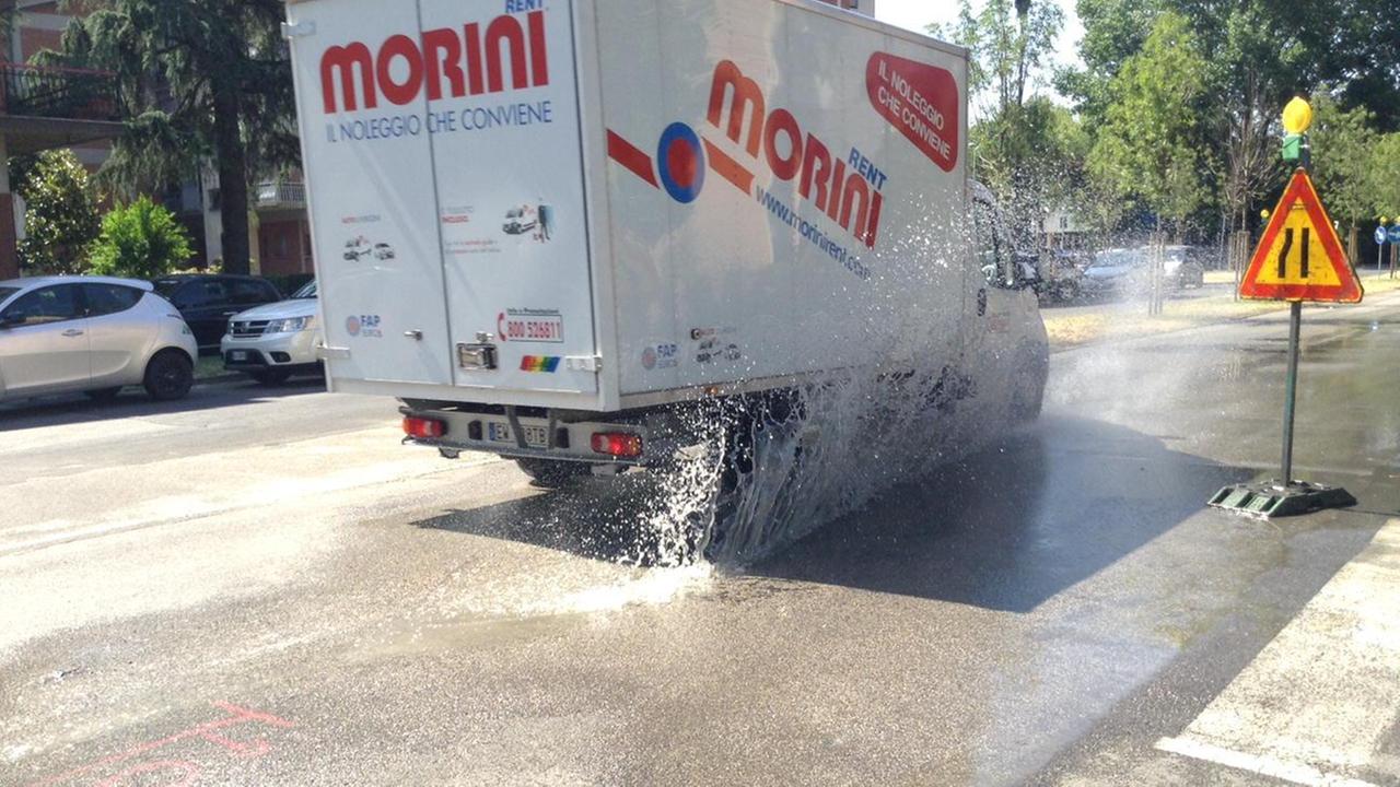 La perdita d'acqua in via Goldoni, un autentico squarcio nell'asfalto (foto Batavia)