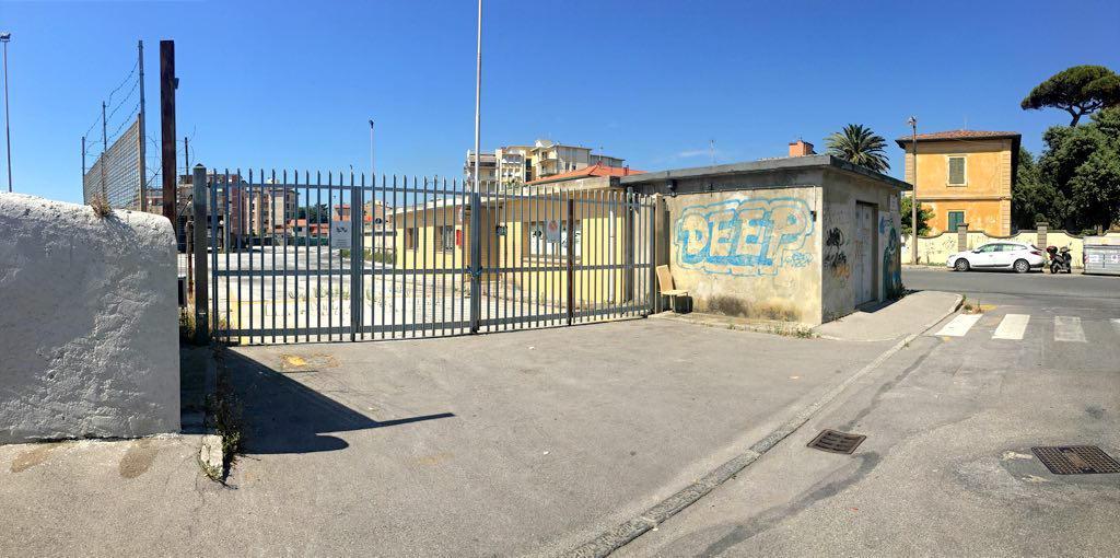 L'ingresso dell'ex piazzale dei bus in via Forte dei Cavalleggeri (Marzi Pentafoto)