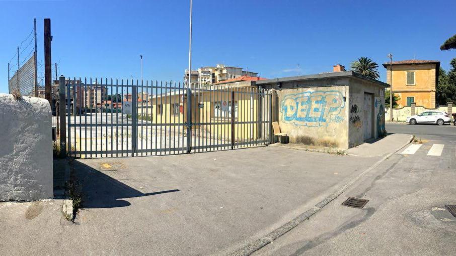 L'ingresso dell'ex piazzale dei bus in via Forte dei Cavalleggeri (Marzi Pentafoto)