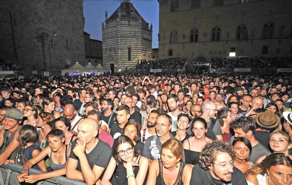 Il pubblico in piazza del Duomo per la band statunitense (Foto Lorenzo Gori)