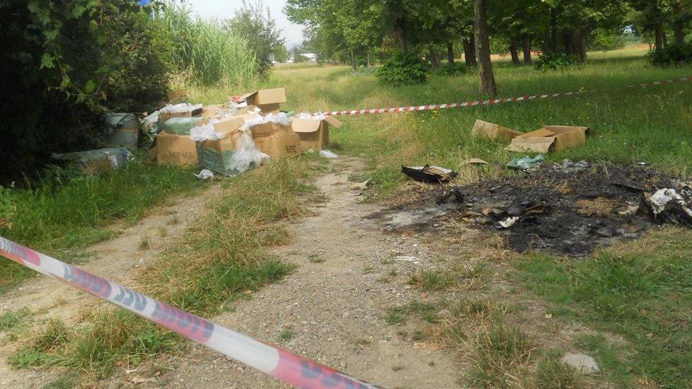 Tre denunciati per il cane bruciato