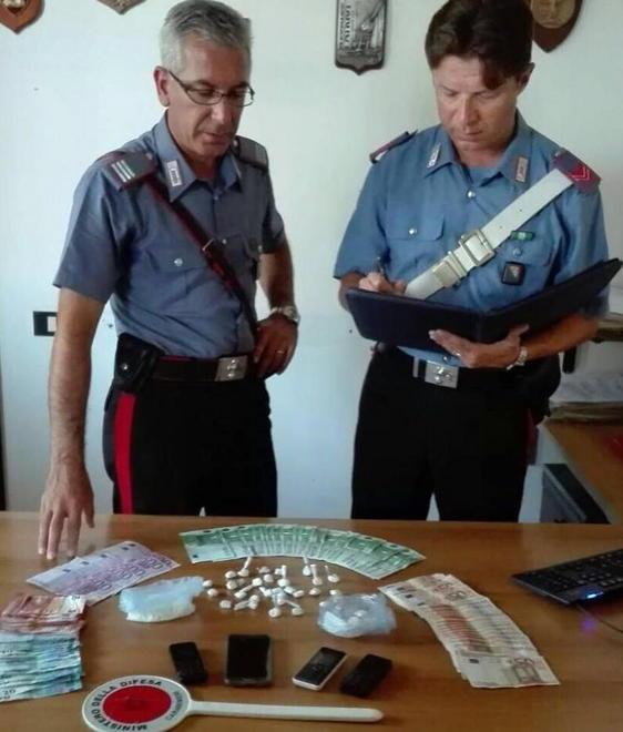 Spacciatore in fuga con 8mila euro 