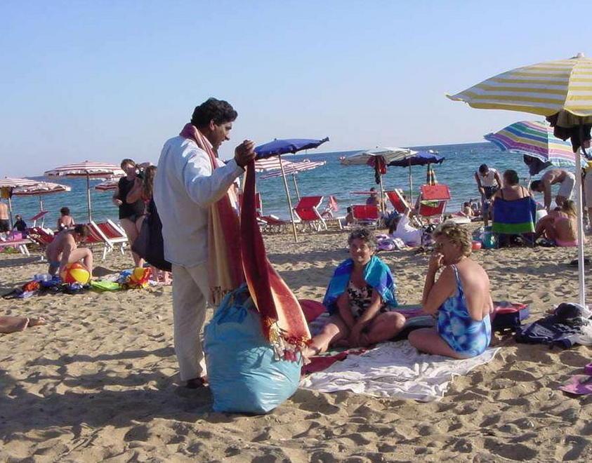 Troppi ambulanti al mare incontro dei commercianti
