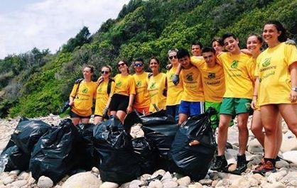 Ripulita di nuovo la spiaggia del Ghiaieto 