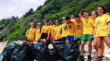 Ripulita di nuovo la spiaggia del Ghiaieto