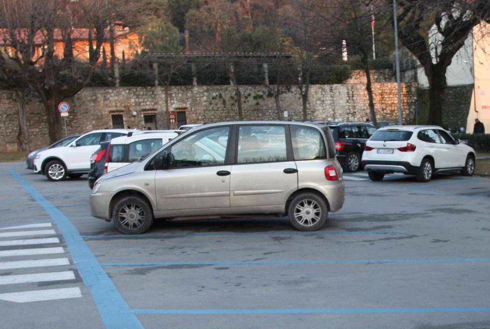 Una petizione contro la vendita dei parcheggi