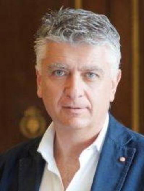 Artisti di strada cacciati dalla piazza Proteste dai social 