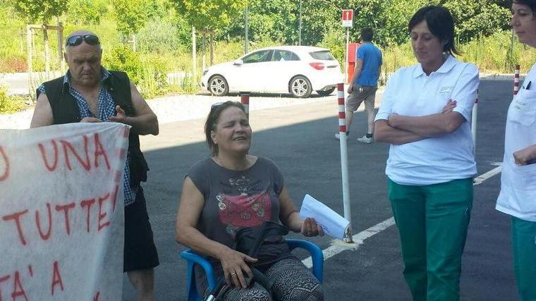 Perde quattro dita del piede L’azienda vuole licenziarla
