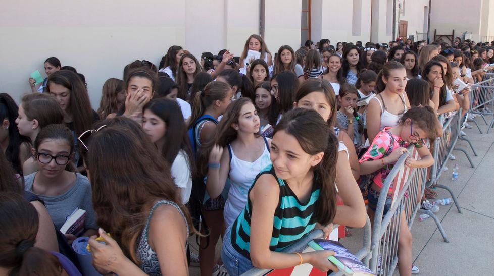 Fan in delirio per l’autografo e una foto 