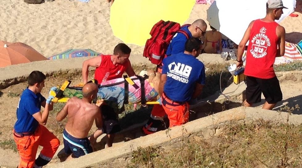 Rischia di annegare, in salvo grazie a due bagnanti