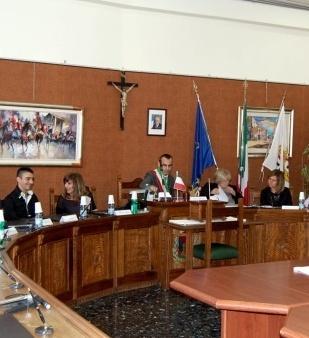 Tensione e polemiche in aula, la minoranza contro il sindaco