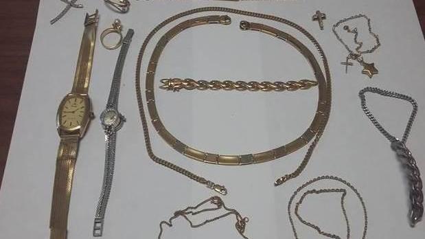 Ladri abbandonano sacchetto pieno di monili d’oro