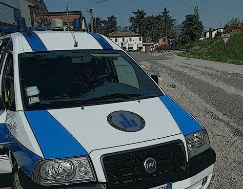 Per evitare il tamponamento urta l’auto sull’altra corsia