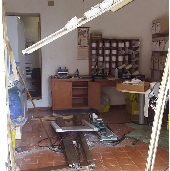 Il muro dell'ufficio postale sfondato per rubare il bancomat