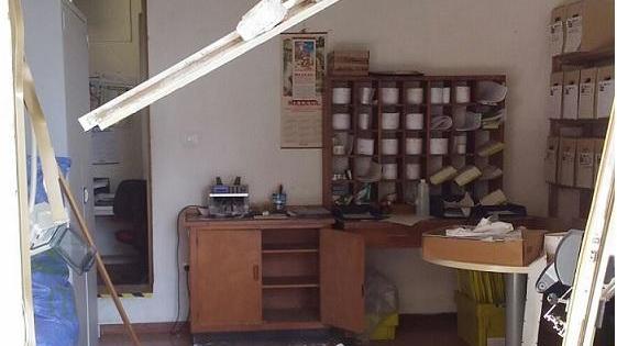 Il muro dell'ufficio postale sfondato per rubare il bancomat