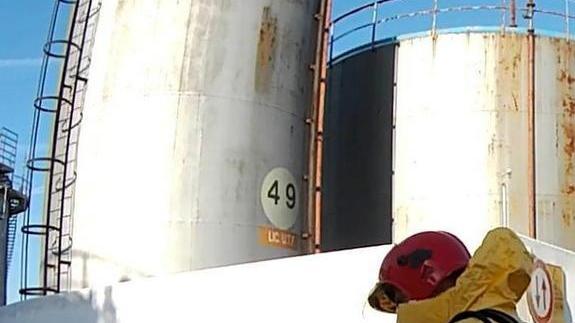 I vigili del fuoco alla Ecomar durante la fuga di gas