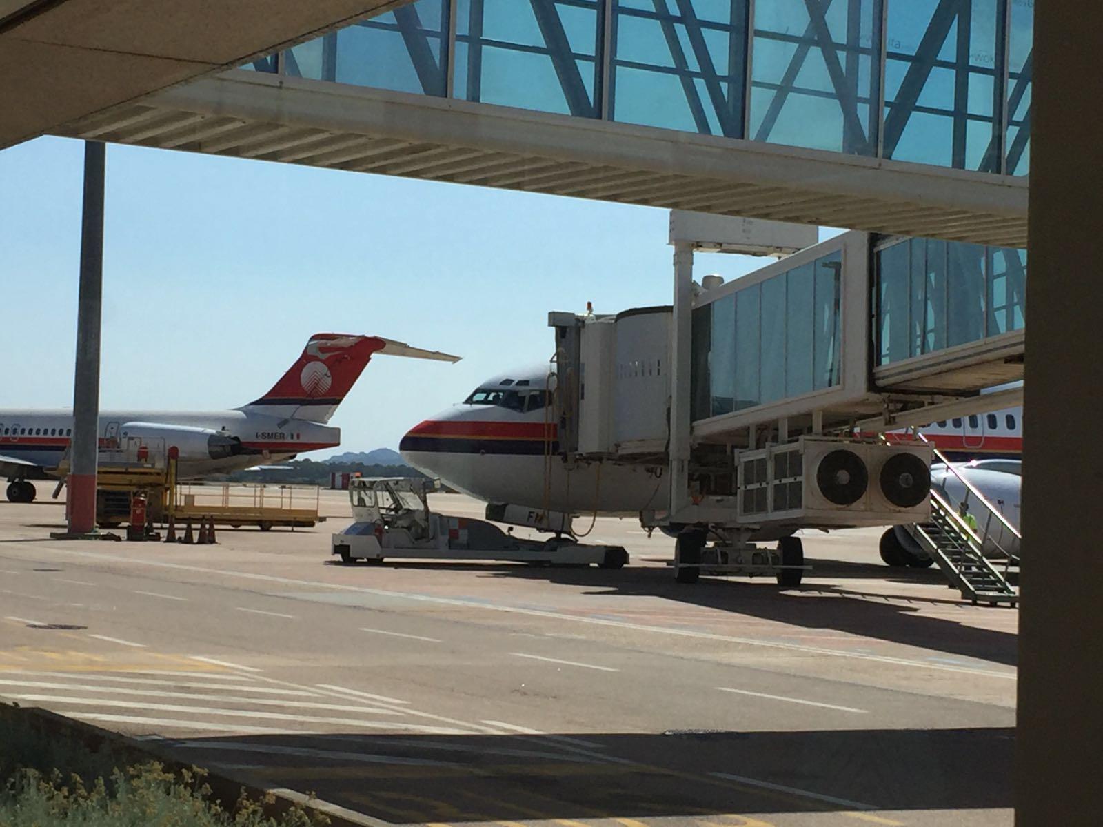 Due aerei Meridiana, un Md e un Boeing, all'aeroporto di Olbia
