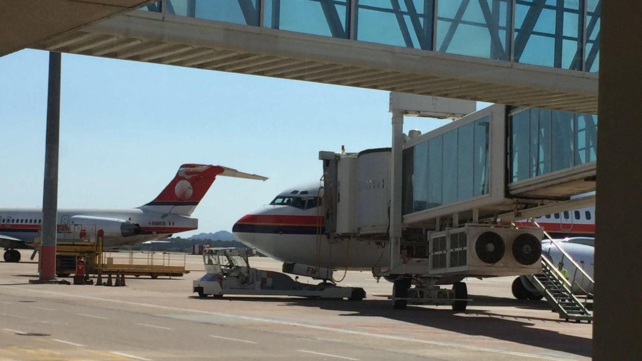 Due aerei Meridiana, un Md e un Boeing, all'aeroporto di Olbia