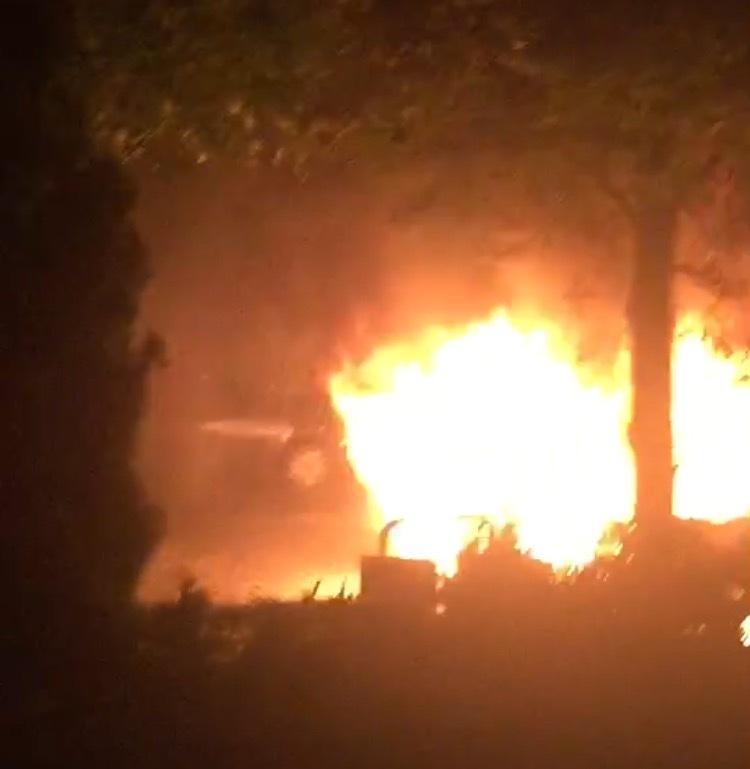 Due camion a fuoco nella notte, si sospetta il dolo 