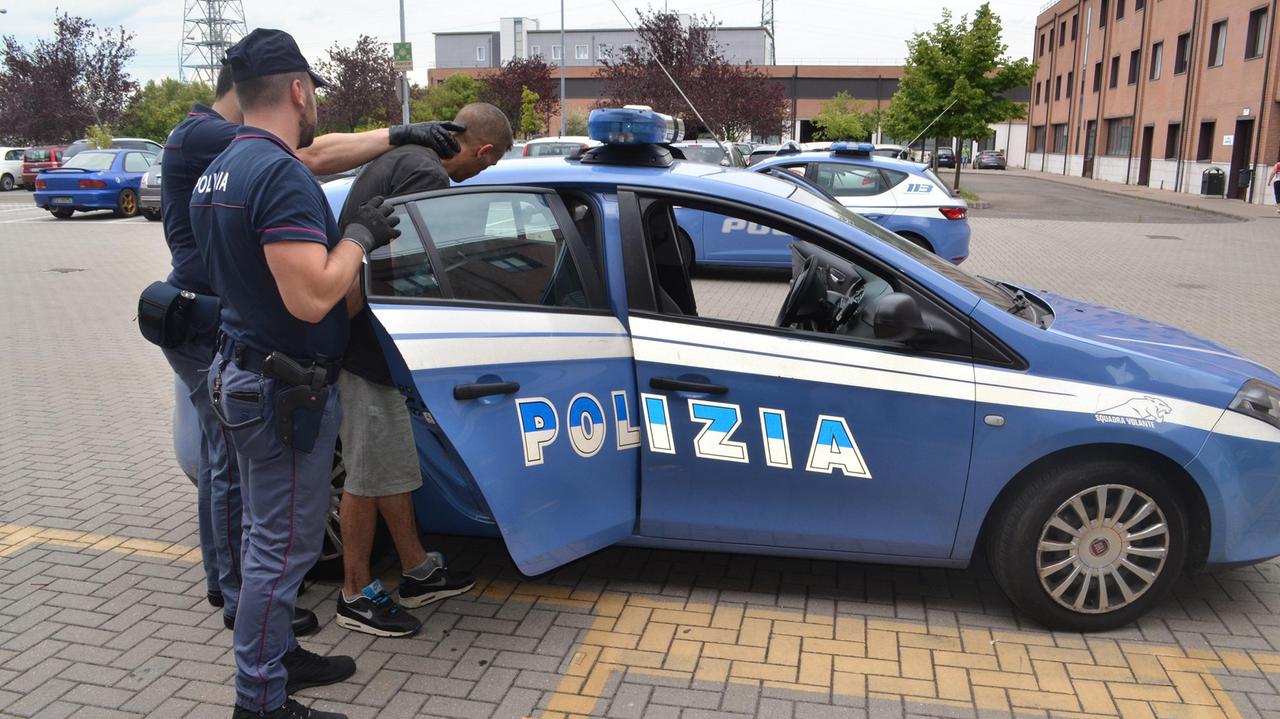 Esce dal carcere di Reggio Emilia e violenta una ragazza, arrestato