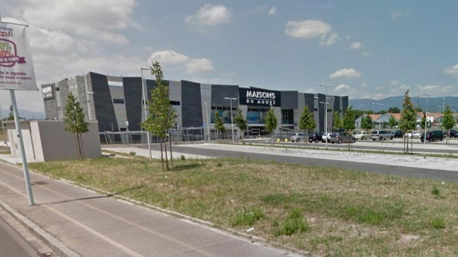 Il parcheggio della Maisons du Monde, su via Reggiana, dove nascerà il distributore di benzina Unicoop (immagine presa da Google Map)