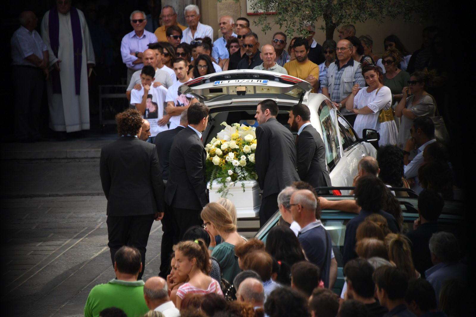 L'arrivo del feretro alla chiesa (Foto di Franco Silvi)