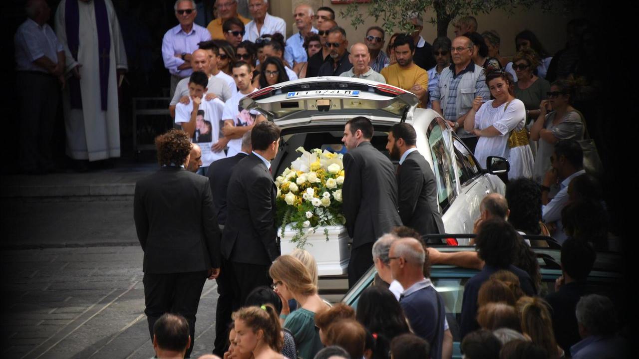 L'arrivo del feretro alla chiesa (Foto di Franco Silvi)