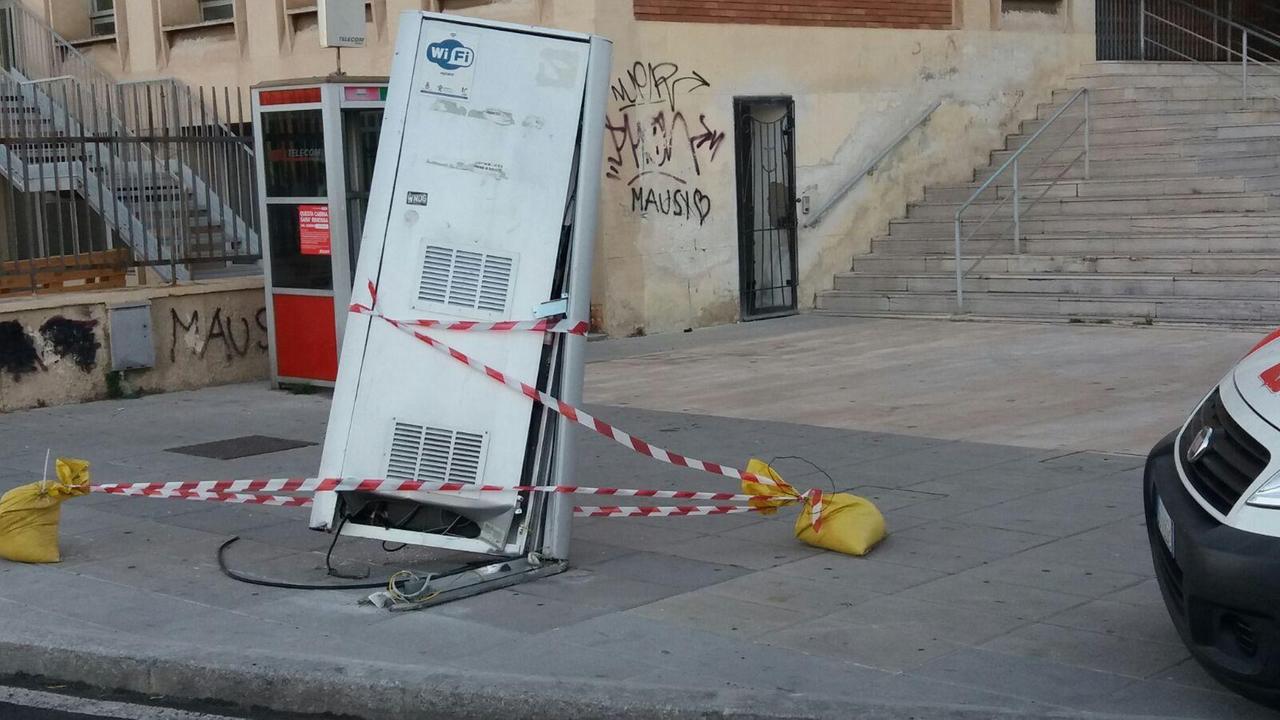 Sbanda con l'auto, danneggia il totem del wi-fi e scappa via