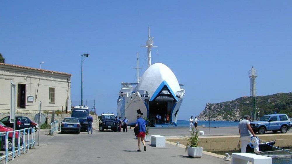 Un traghetto a Santa Teresa